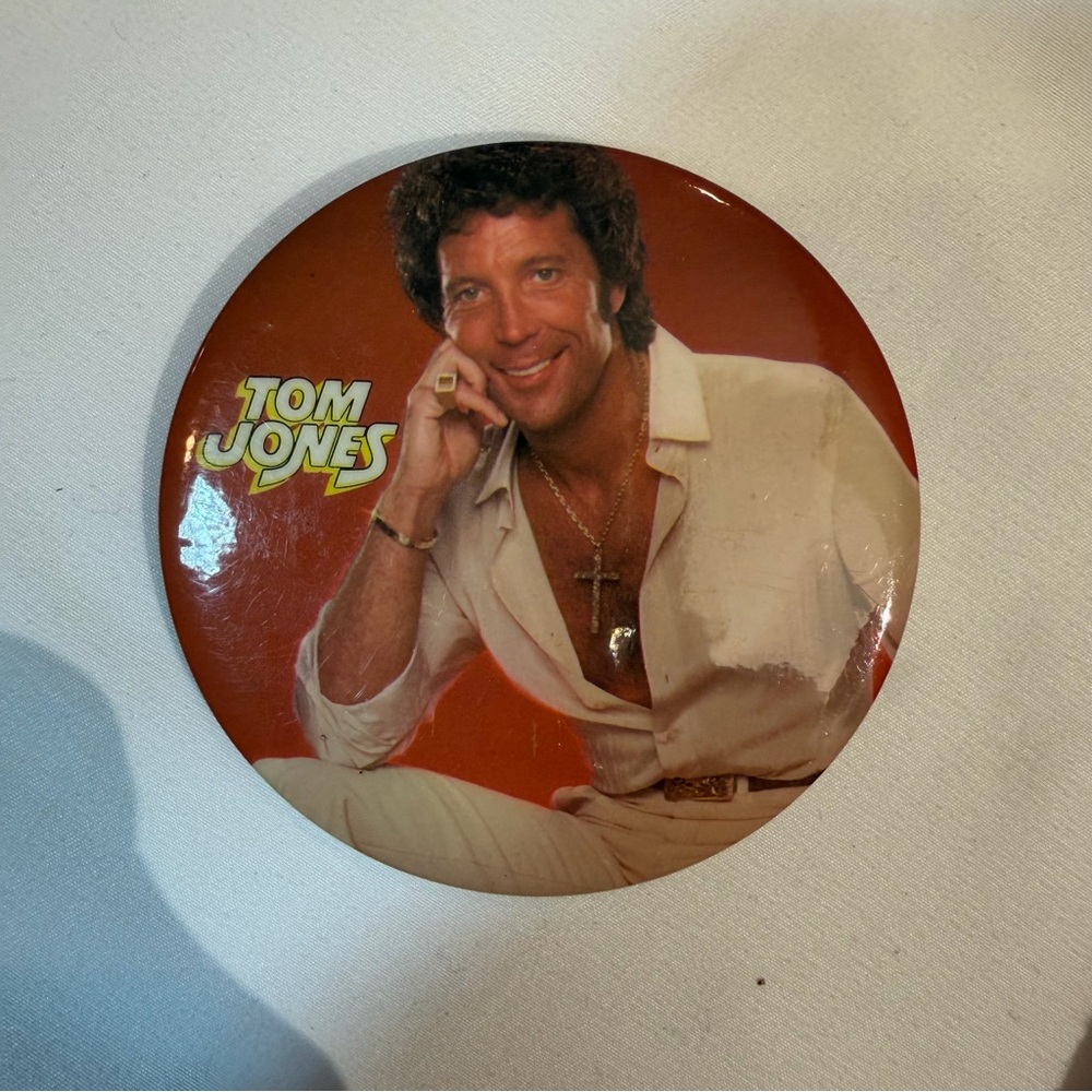 Tom Jones Vintage Red Button‎ Pin